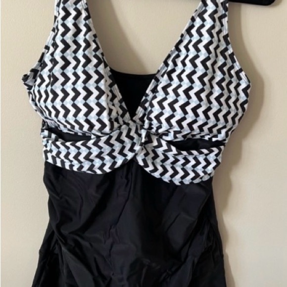 $13 or 2 for $20. Black & White Tankini Top Size L Ruched, Slimming - Picture 2 of 7